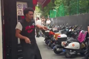 麦凯恩在上海跳舞，工作人员：非常抱歉能再来一条吗？当然可以！