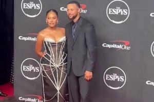 库里夫妇唐斯和未婚妻出席ESPN年度颁奖典礼...
