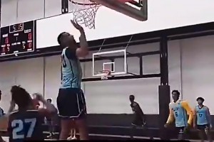 5年2.08亿美元续约火箭！看看阿门进NBA前是怎么打球的，这滞空确实恐怖！
