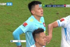超级超级巨大失误！兰州门将接传中球黄油手下蛋 张玉宁笑纳大礼