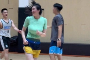 兴奋坏了 尼克斯哭哥今天终于见到他的“爸爸”布伦森了！！