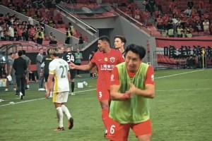 有情有义❤！海港VS国安赛后，张源向老东家国安球迷鞠躬致谢