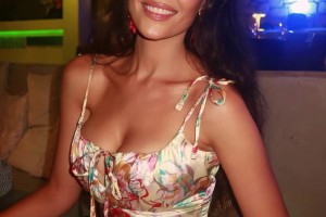 展示好身材！欧冠又要回来了，美女主持穆拉蒂晒参加派对照片