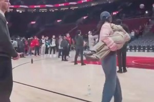 混得很熟杨瀚森女友此前抱着利拉德儿子在场边转圈圈~