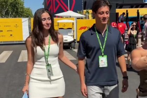 俊男靓女！居莱尔带着女友现身F1围场笑容满面