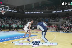 无比轻松~伦纳德一个背运抹过白晶防守单臂暴扣！