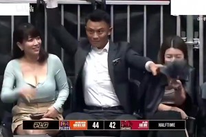 宝岛联赛这男球迷真艳福不浅！看场比赛还带两位女伴