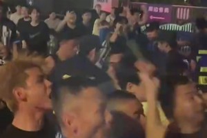 国人歧视国人？！部分武汉球迷打砸天津球迷大巴，还作出歧视手势
