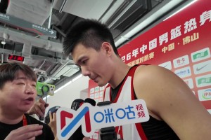 巅峰时的韦德想要隔扣年轻时的易建联，那也没这么容易