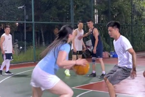 珠圆玉润的肘子姐来了！这身体对抗，野球场谁能顶得住