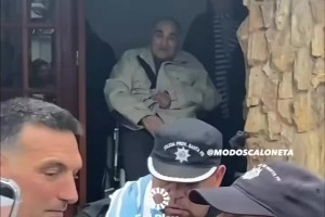 满是欣慰！斯卡洛尼父亲看着儿子受到阿根廷球迷的热爱