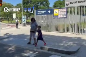 围堵半天认错人！球迷把巴萨女足认成了拉菲尼亚，太尴尬了！
