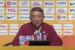 宫鲁鸣称赞老队员：表现非常优秀！今天是打得最好的一场！
