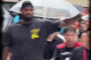已回本！詹姆斯76人最新球衣上架一小时就卖光！