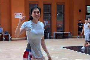 学妹布朗妮｜球场上的视觉盛宴，这身材谁顶得住