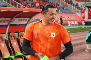 我们小学水平？巴特勒参观足球俱乐部并和好兄弟内马尔打兵乓球