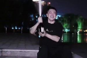 不当教练又回到以前那个快乐的杨鸣了！