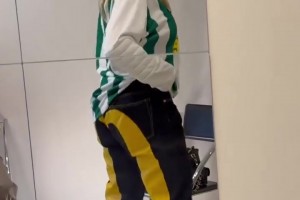 笑死！威少每次热身结束都要跑回休息室，这位小姐姐追得好辛苦！