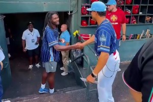 灰熊新援以赛亚·斯图尔特为孟菲斯红鸟队开球，与球迷友好互动⚾