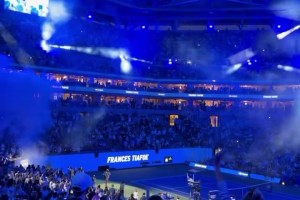 狄龙帮忙捡球！长腿小姐姐三分定点投篮 神准11中10