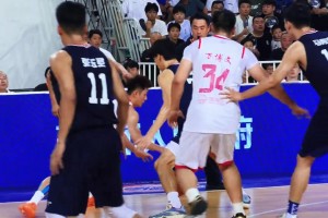 巩晓彬晒视频：曾经身披中国男篮8号的两大传奇相遇！