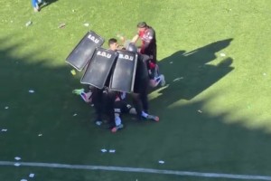 阿根廷罗萨里奥同城德比有多疯狂？庆祝进球需要盾牌来守护