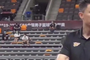 杜锋此前在广东那些经典名场面：超级高水平！打游戏去...