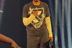 “尼克斯严父来了”！哈利伯顿拿着板凳来wwe找布伦森...
