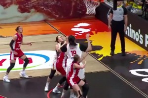 球星球！杨舒予单挑对手 后撤三分球命中