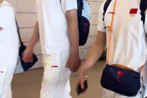 即将出征亚运会！网友在机场偶遇中国男篮
