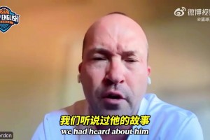 在粤BA现场玩嗨了！库里在杜锋指导邀请下玩单挑，三分2中1