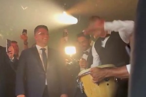 会玩！哈兰德把“维京船”带到了多纳鲁马的婚礼 