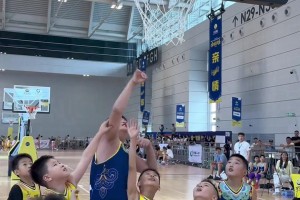 当年还瘦东契奇13岁时曾胯下换手暴扣！现在怕是难了~