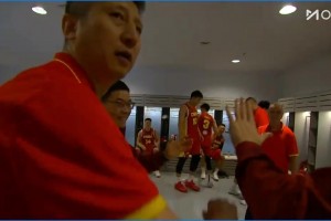 男篮赛后更衣室！王俊杰面对镜头害羞~廖三宁：中国人能飞！