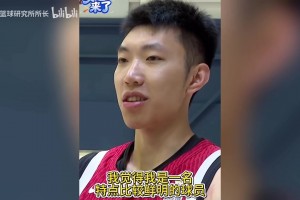 别看小姐姐穿连衣裙和拖鞋，看着架势真的会打球！
