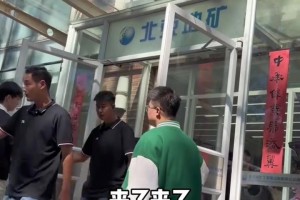 人气太火爆！库里想给中国球迷签名，但场面混乱只能离开