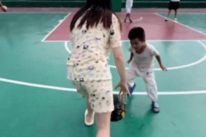 蜜月度假也不耽误米切尔与妻子一起做有氧训练~