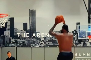 这是NBA球员实力？伊森此前在野球场，连续挨了好几个帽
