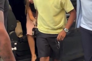 享受二人世界！姆巴佩携女友现身街头购物！