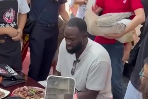 鹤立鸡群！当姚明出现在普通人群中会是怎样画面？