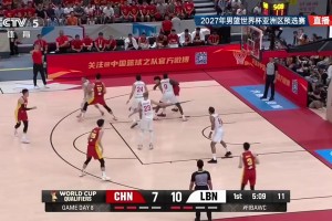 无惧接锅球！杨瀚森弧顶接球自信出手，命中压哨三分！