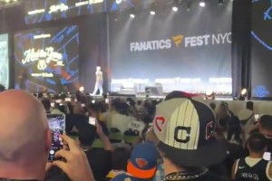 会有答案吗? 詹姆斯在Fanatics 万众球迷的瞩目下走了出来！