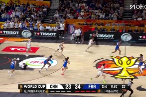 直接撞飞对手！杨舒予快攻反击直接撞飞防守人命中两分
