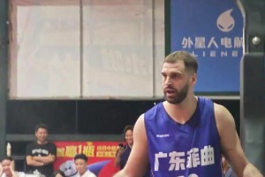 力量太大了！外援大卫扣碎篮板 这不用赔钱吧？