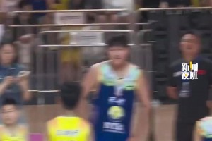 拿着布伦森球衣找文班签名？NBA还有哪些“贴脸开大”的球迷