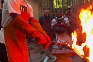 巴特勒中国行开启“炼剑”模式，这打铁声太清脆了！！