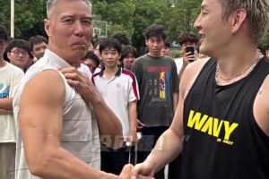 球场上遇到一位大爷，大家都叫他白眉战神他还是一名退伍海军