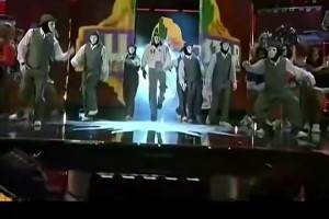 国外美女穿裙子踩高跟秀单手投篮，看这手活有点东西啊！