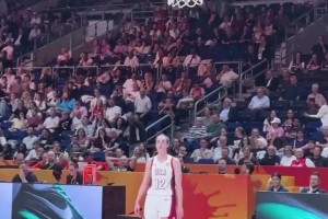施罗德现身德国女篮更衣室！小黑：我想看你们打美国女篮