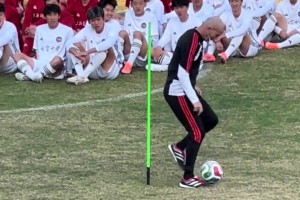 这光头会踢球吗？齐达内一招马赛回旋让学员惊呼